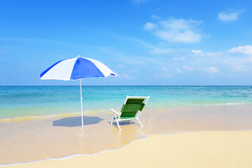 沖縄の美しい砂浜とパラソル