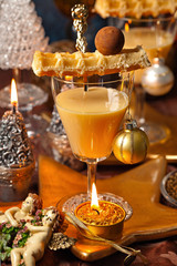 Weihnachtlich gedeckter Tisch mit Dessert im Glas