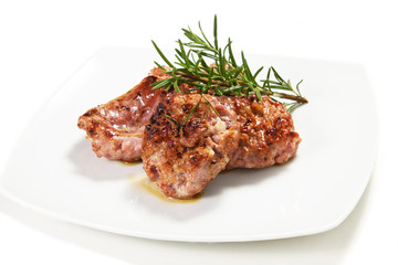 salsiccia cotta alla piastra su sfondo bianco
