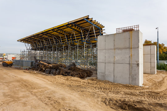 Construction of the railway viaduct