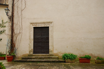 Fototapeta na wymiar Drzwi w białej ścianie z Zakładu