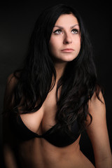 Naklejka premium Piękna brunetka w studio