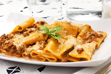 Pasta con besciamella e ragù in un piatto su tavola