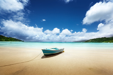 Naklejka na ściany i meble łód¼ na plaży Wyspa Mahe, Seszele