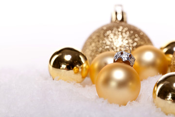 Fototapeta na wymiar festliche weihnachtsdekoration in gold schnee glänzend isoliert