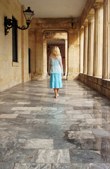 Fototapeta na wymiar Dziewczyna w galerii Starego Pałacu w Korfu, Grecja.