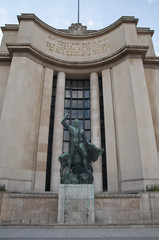 Statue, Palais de Chaillot, Paris, Frankreich