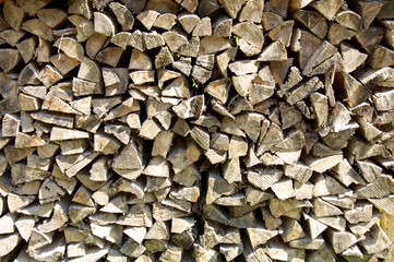 Brennholz aufgeschichtet an einem Bauernhof in Österreich