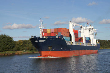 Containerschiff auf dem Kiel Kanal