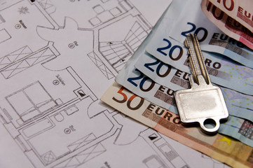schl&uuml;ssel und euroscheine auf einem architektenplan