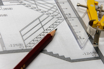 stift und zirkel auf einem bauplan