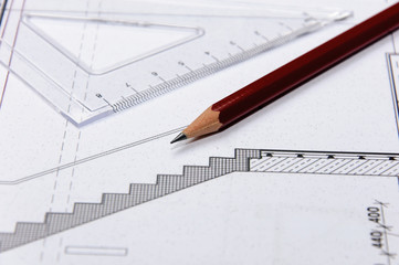 stift und zeichendreieck auf einem bauplan
