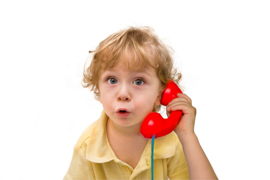 Kleiner Junge telefoniert