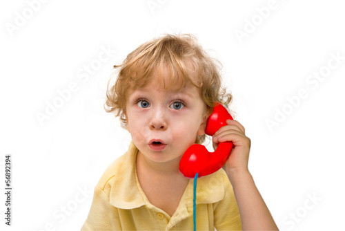 Kleiner Junge telefoniert