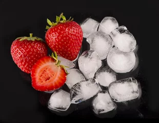Poster Im Rahmen Eiswürfel, Minzblatt, frische Erdbeere auf Schwarz © Irina Ukrainets