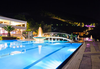 Fototapeta na wymiar Wody basen i fontanna w nocy