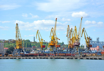 Obraz premium Port cargo crane over blue sky background