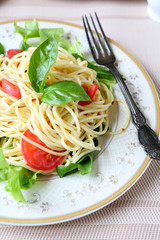 spaghetti with tomato and basil