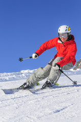 Fototapeta na wymiar Skiläuferin auf der Piste