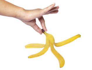 mano con buccia di banana