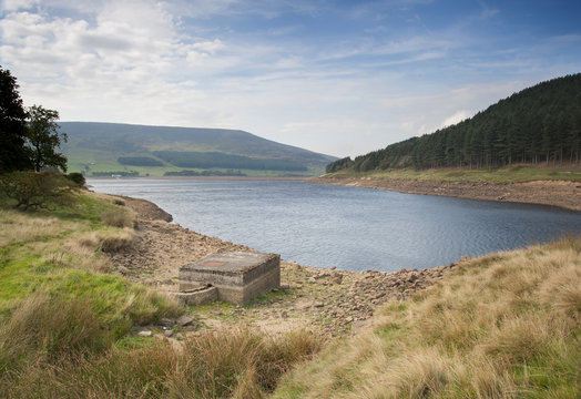 dove stone reservoir peak district