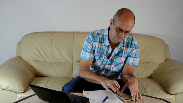 Mann mit Laptop