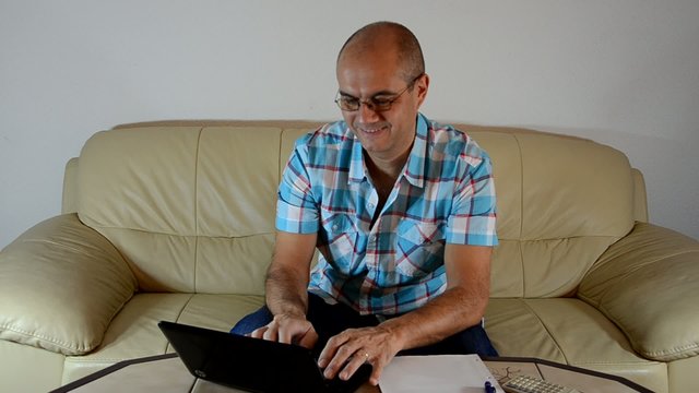 Mann mit Laptop