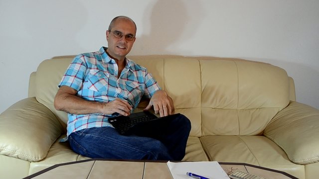 Mann mit Laptop