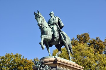 Fototapeta na wymiar Konny pomnik księcia Ernsta II Coburg