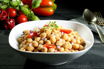ceci con  verdure sfondo grigio