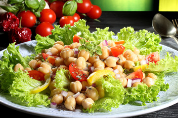 insalata colorata con ceci sfondo verde