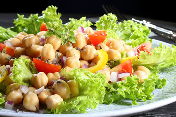 insalata colorata con ceci sfondo nero