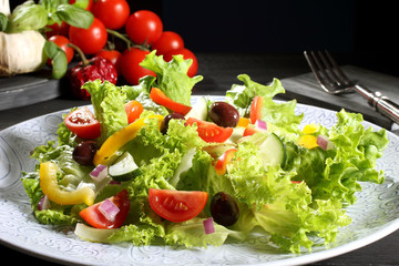 insalata colorata  sfondo grigio