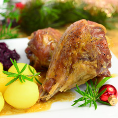 Putenbraten mit Salzkartoffeln und Blaukraut