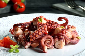insalata di polpo sfondo grigio