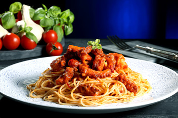 pasta spaghetti con polpo sfondo blue