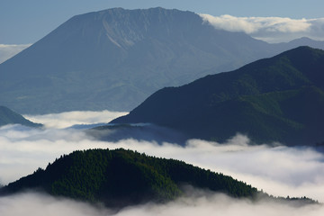 雲に浮かぶ大山