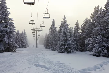 Abwaschbare Fototapete Ski Lift © Gudellaphoto