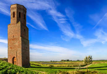 Kirchturm "de Plompe Toren" eines im Meer versunkenen Dorfes