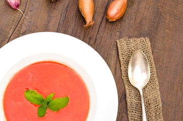 Rote Tomatensuppe mit Basilikum