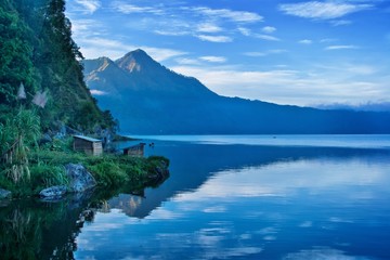Een uitzicht op een meer en een berg in Bali, Indonesië
