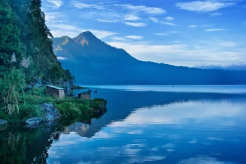 Fotobehang Een uitzicht op een meer en een berg in Bali, Indonesië © Aqnus