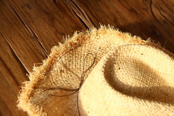 strohhut auf holztisch II
