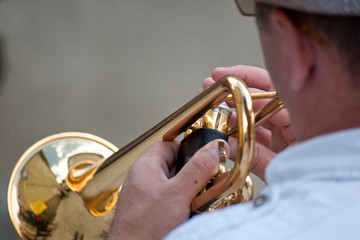 man playing golden trompet with reflections