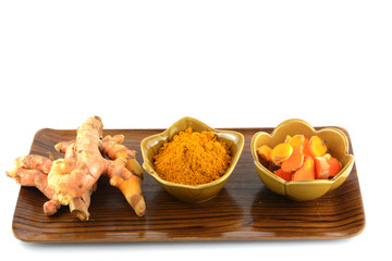Turmeric roots and powder