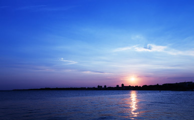 Fototapeta premium Sea sunset city