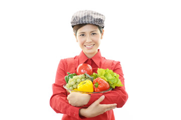 野菜を持つ笑顔のウェイトレス