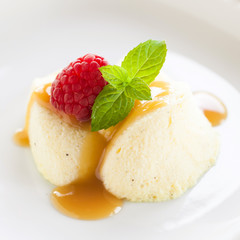 vanillemousse mit himbeeren und karamellsoße