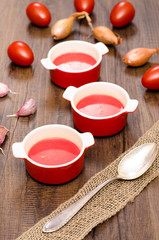 Rote Tomatensuppe in Suppentassen