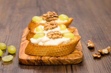 Bruschette mit Trauben und Walnüssen